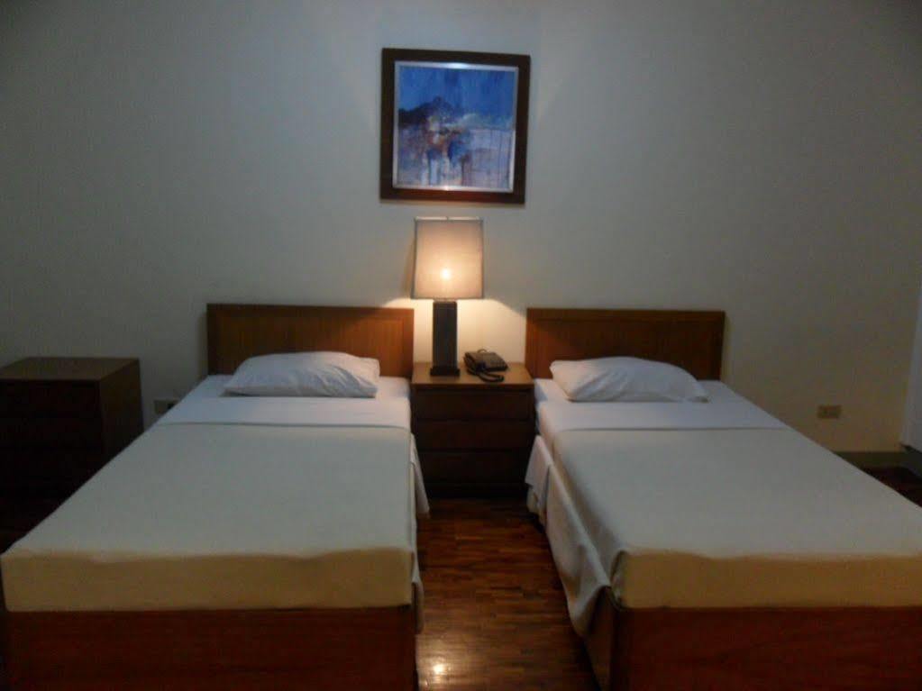 Amorsolo Mansion Hotel Makati City Esterno foto
